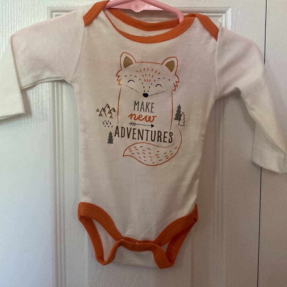 Cute Newborn top for the fall. Never worn. Long-Sleeve Onesie 🤍